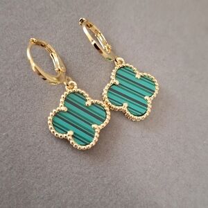 Green clover dangle earrings ✨️
